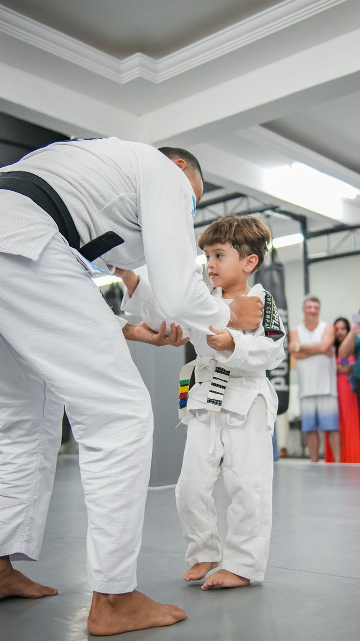 Aluno kids treinando jiu-jitsu na BAZE Academy