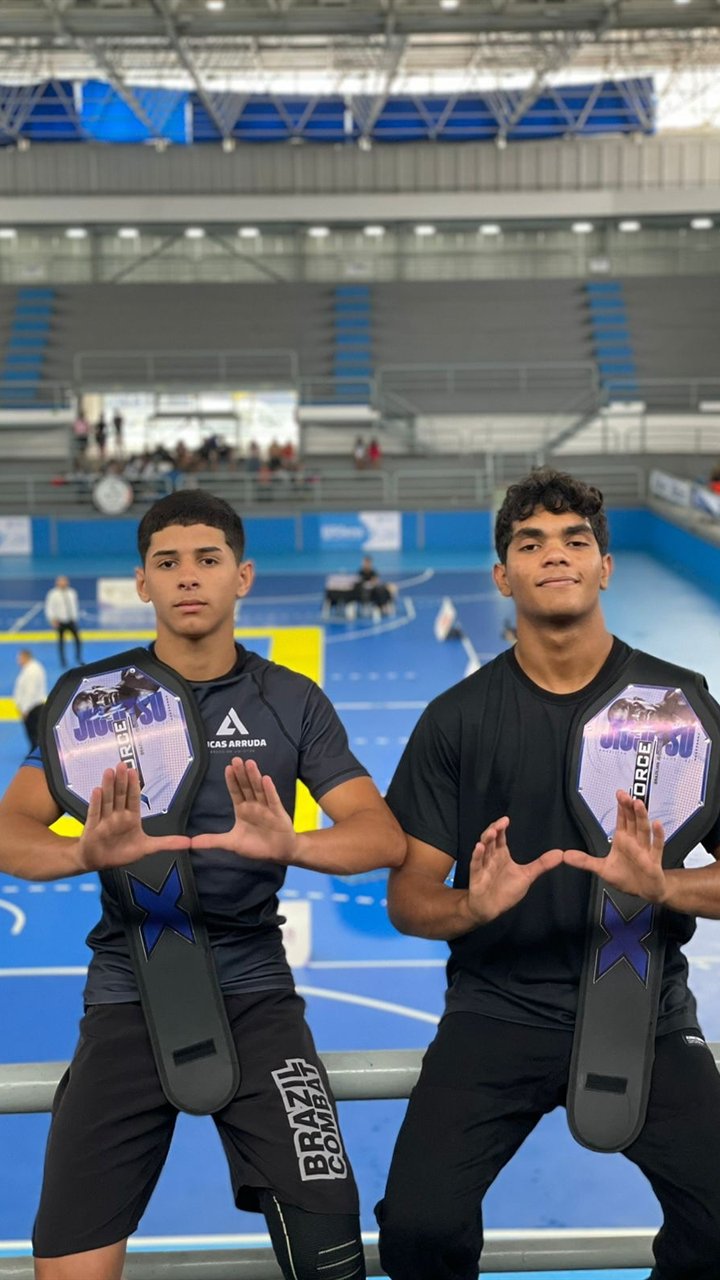 Treino de jiu-jitsu no tatame da BAZE Academy