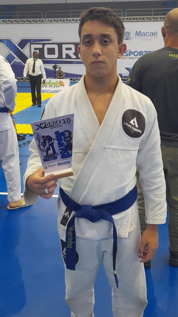 Aluno em treino técnico de jiu-jitsu