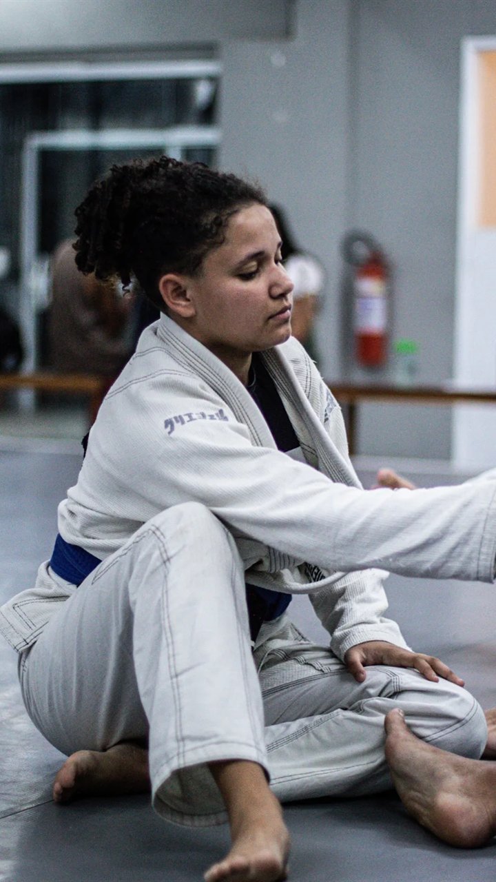 Aluna treinando jiu-jitsu na academia