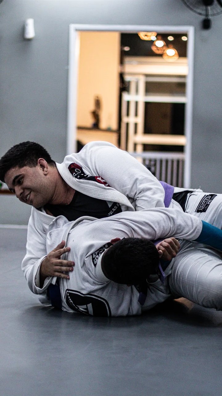 Alunos praticando jiu-jitsu no tatame