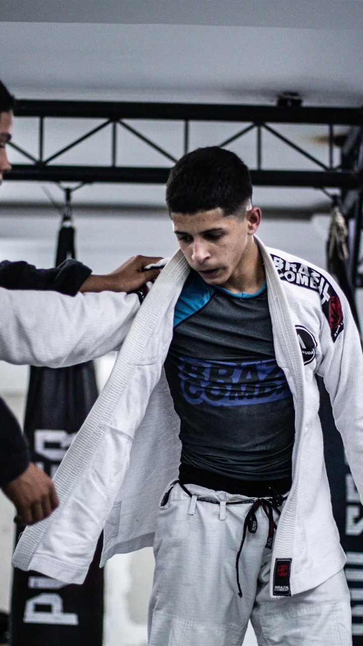 Aluno em posição de treino de jiu-jitsu